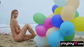 마른 이탈리아 MILF가 해변에서 풍선 가지고 놀아 😊