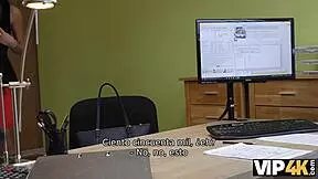 Brunette penganggur tak ada pilihan tapi tanggal baju dalam temu duga Vip4k untuk duit