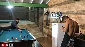 loira dando cuzinho para amigo tatuado?