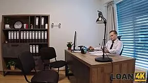 Stanley Johnson zviedol mladú zákazníčku a v kancelárii ju vyjebal