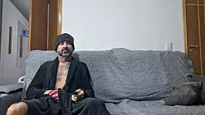 minha meia-irma assite tv comigo deitou em meus joelhos arrisquei uma punheta que deu creampie