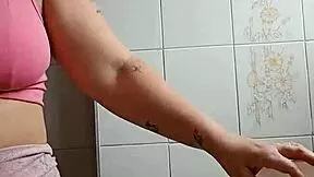 Vznemirjena sem, ko pokličem soseda na kosilo v tesnih kratkih hlačah, ki razkrivajo mojo oteklo pičko.