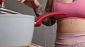 Ik voel me opgewonden de buurman uitnodigen voor lunch in mijn strakke shorts die mijn gezwollen kutje tonen