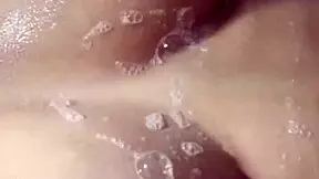 El vecino me sorprende en el baño y me folla el culo 😏