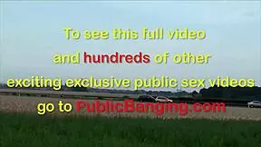 فتاة مراهقة صغيرة 18+ تحصل على إفراز على وجهها في ثلاثية جماعية عامة