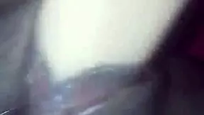 激しいティーン18+のタイトなマンコをディルドで遊ぶ