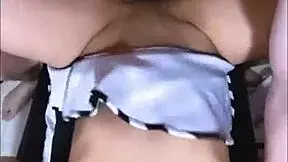 La madrastra sensual inicia a su hijastro en los placeres de la carne en su apartamento durante una tarde de lluvia