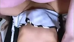 La madrastra sensual inicia a su hijastro en los placeres de la carne en su apartamento durante una tarde de lluvia