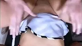 La madrastra sensual inicia a su hijastro en los placeres de la carne en su apartamento durante una tarde de lluvia