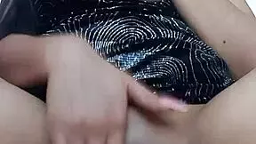 Me Masturbo En Una Habitaci�n Hasta Que Me Vengo A Chorros Mientras Mi Marido Est� Teniendo Un Reencuentro Familiar En La Sala