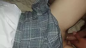 DUELE DETENTE POR FAVOR MI PADRastro entra a mi recámara por las noches cuando nos quedamos solos en casa inocente estudiante mexicana se queda a solas con su padrastro