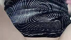 Me Masturbo En Una Habitaci�n Hasta Que Me Vengo A Chorros Mientras Mi Marido Est� Teniendo Un Reencuentro Familiar En La Sala