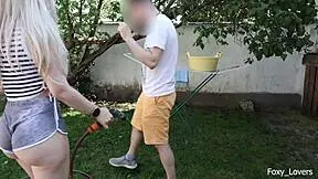 Prietena întinde rufele în șort, e stropită, emoțiile o iau razna.