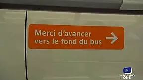 Baiser Dans Un Bus Avec Un Voyeur!