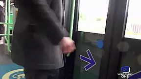Baiser Dans Un Bus Avec Un Voyeur!