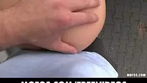 자연 금발 체코 여자가 공공 섹스로 픽업돼