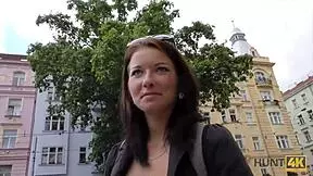 hunt4k un jeune couple a besoin dargent mais la salope nest pas contre la baise