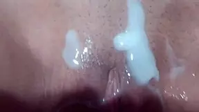 coroa gostosa tirando a virgindade do novinho o garoto mandou bem e fez a coroa gemer de tes�o no pau dele