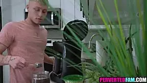 Horny step sister needs vibrator batteries for deepthroat fun