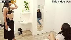 Mi novia se esta follando a mi hermanastra nos enteramos y hacemos que nos folle a los dos al mismo tiempo