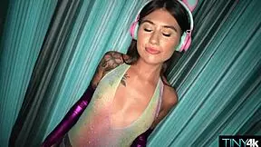 9 inches crushes gamer girl's guts