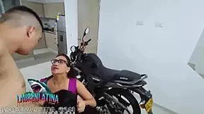 madrastra venezolana hace un trio con su hijastra embarazada después de una sesión fotográfica