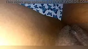 Madrastra culona y tetona se prepara para dormir sin embargo siente su coño mojado que prefiere masturbarse.