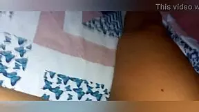 Madrastra culona y tetona se prepara para dormir sin embargo siente su coño mojado que prefiere masturbarse.