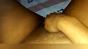 Madrastra culona y tetona se prepara para dormir sin embargo siente su coño mojado que prefiere masturbarse.