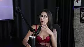 gosta de apanhar mas n�o gosta de bater foi capa da revista sexy acha que homens tem medo dela e pensou em desistir do reality - luciana picchi sheer red