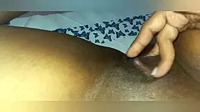 Madrastra culona y tetona se prepara para dormir sin embargo siente su coño mojado que prefiere masturbarse.