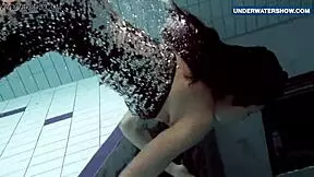 flashing bright tits underwater makes everyone horny