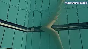 flashing bright tits underwater makes everyone horny