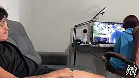 Peguei ele batendo punheta enquanto eu estava jogando o que acha que eu fiz