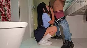 Alumna folla en el baño del colegio con su profesor