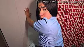 Alumna folla en el baño del colegio con su profesor