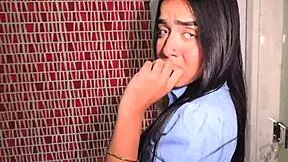 Alumna folla en el baño del colegio con su profesor