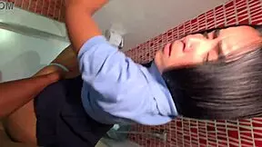 Alumna folla en el baño del colegio con su profesor