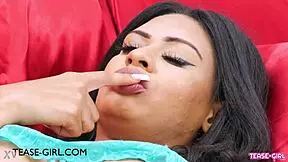 does the dark skin model show her sexy body?