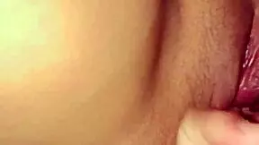 pareja real teniendo sexo chico lame el coño y las tetas de la chica antes del creampie