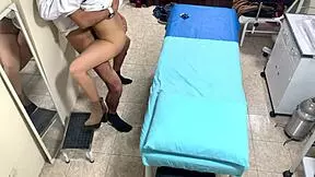 Enfermera argentina casada se queda hasta tarde en el consultorio camara escondida