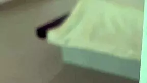 descubro a mi hijastra nalgona con un dildo en el culo y me masturbo hasta sacar un chorro de semen de mi verga mientras ella tiene un orgasmo anal