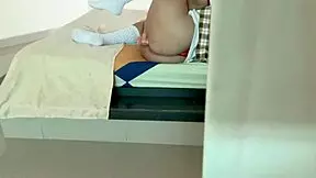 descubro a mi hijastra nalgona con un dildo en el culo y me masturbo hasta sacar un chorro de semen de mi verga mientras ella tiene un orgasmo anal