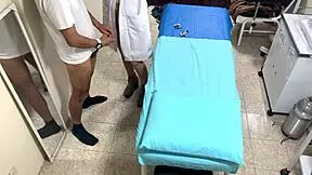 Enfermera argentina casada se queda hasta tarde en el consultorio camara escondida