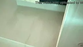 descubro a mi hijastra nalgona con un dildo en el culo y me masturbo hasta sacar un chorro de semen de mi verga mientras ella tiene un orgasmo anal