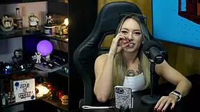 Bianca Demarchi shows the silhouette of her body, bites Ruan's ear and the tense neck - podcast Púpum no Barraco