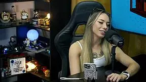 Bianca Demarchi shows the silhouette of her body, bites Ruan's ear and the tense neck - podcast Púpum no Barraco