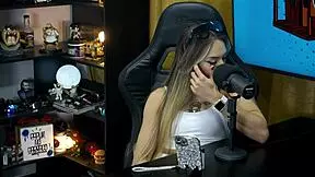 Bianca Demarchi shows the silhouette of her body, bites Ruan's ear and the tense neck - podcast Púpum no Barraco