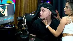 Bianca Demarchi shows the silhouette of her body, bites Ruan's ear and the tense neck - podcast Púpum no Barraco