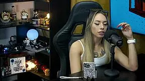 Bianca Demarchi shows the silhouette of her body, bites Ruan's ear and the tense neck - podcast Púpum no Barraco